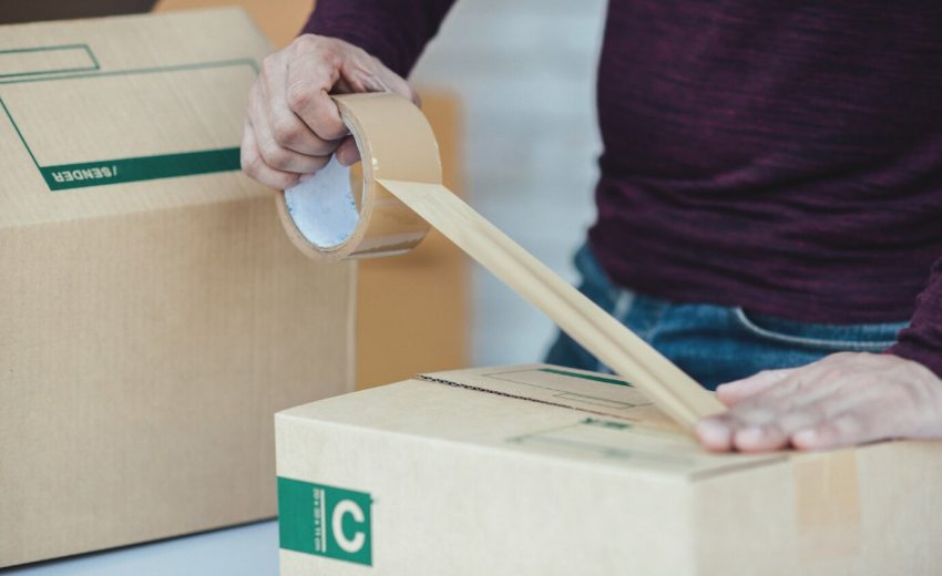 beau-jeune-homme-travaillant-papiers_1150-7679